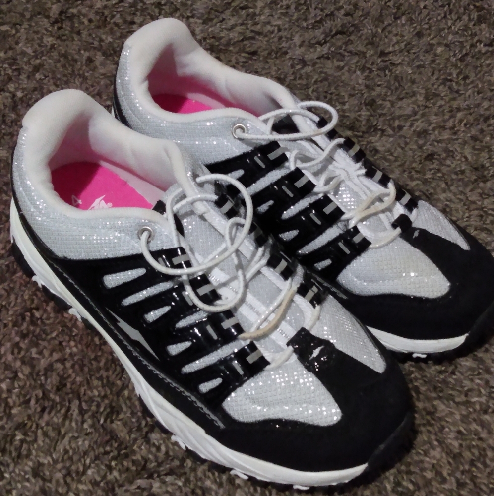 Brand New Avia black and white running shoes size 4